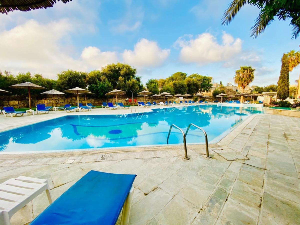 Basillica 3 Bedrooms Apartament *